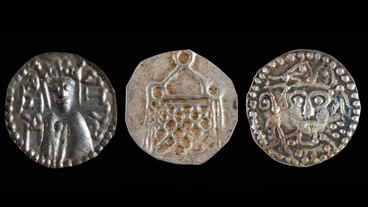 Kalastaja, joka etsii matoja, löytää aarteen, joka koostuu 20 000 hopeakolikosta.