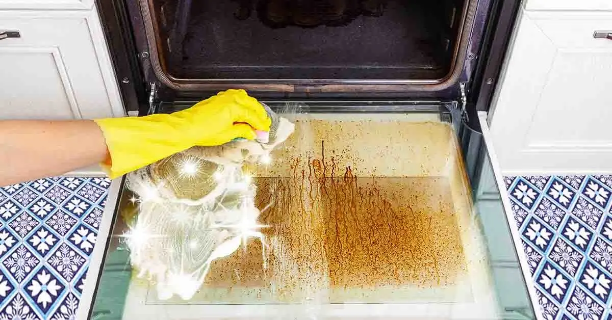 Rasva uunin lasista huuhtoutuu pois lähes välittömästi. Ei tarvitse hankaa harjalla tai käyttää kaupasta ostettuja puhdistusaineita.