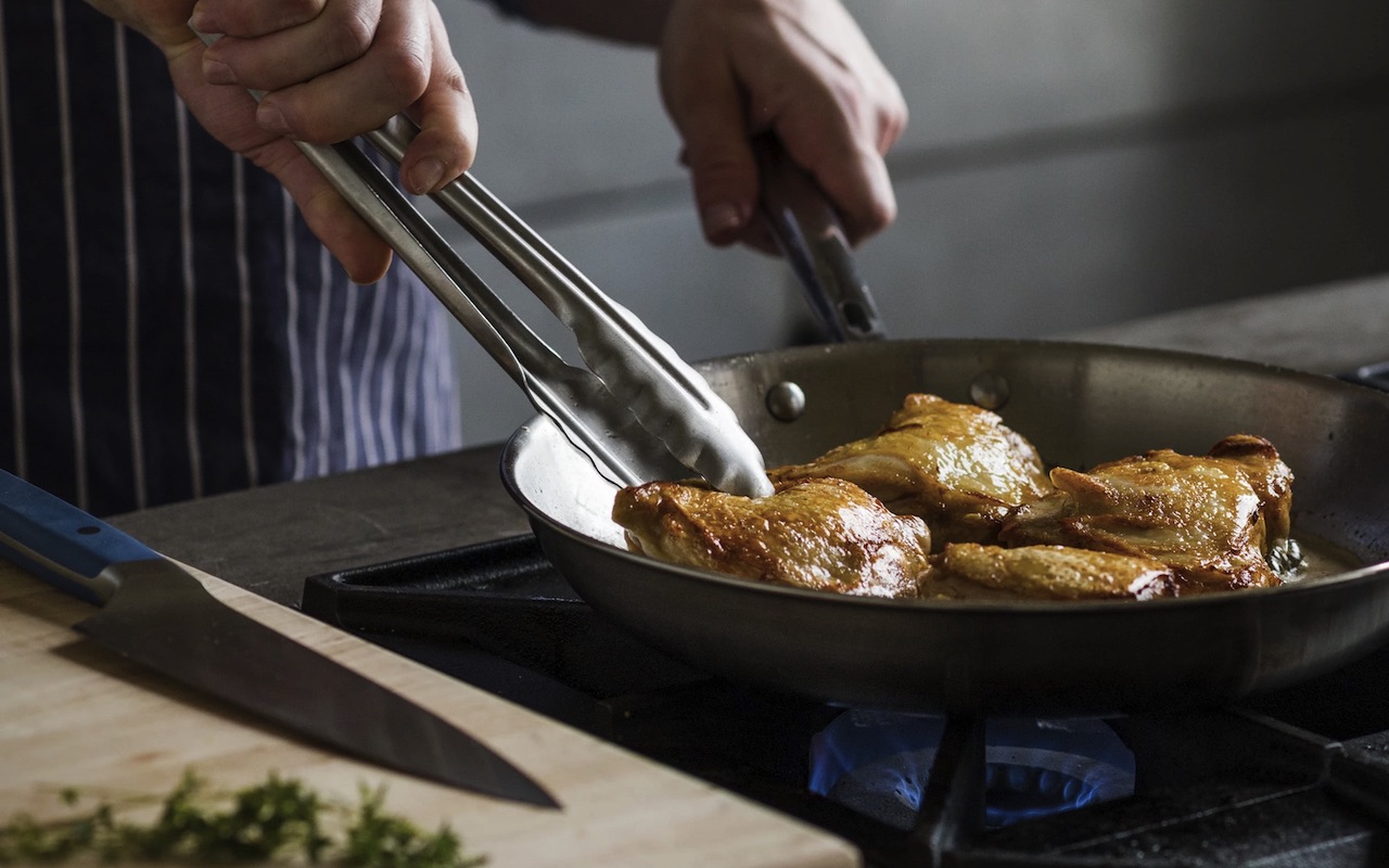 Kuinka päästä eroon paistetun ruoan hajusta kotona: ravintoloiden vinkit, jotka todella toimivat