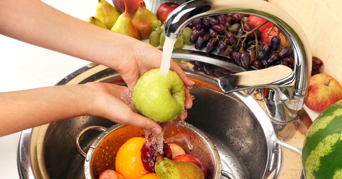 Kotitalouden emäntä kertoo, kuinka omenat pysyvät tuoreina useita viikkoja leikkaamisen jälkeen eikä ne tummu.