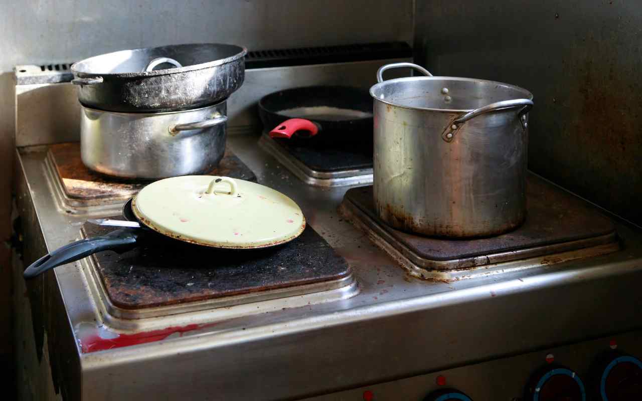 Ovatko kattilasi jo tarttuneet kiinni? Tämä pieni yksityiskohta pilaa ne vähitellen. Miten tämän voi helposti korjata?