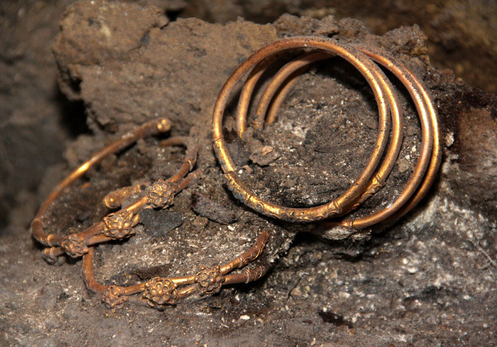 Romaniassa löydetty rautakauden kultainen sormus-kaulakoru voi olla käteisen rahan muoto.