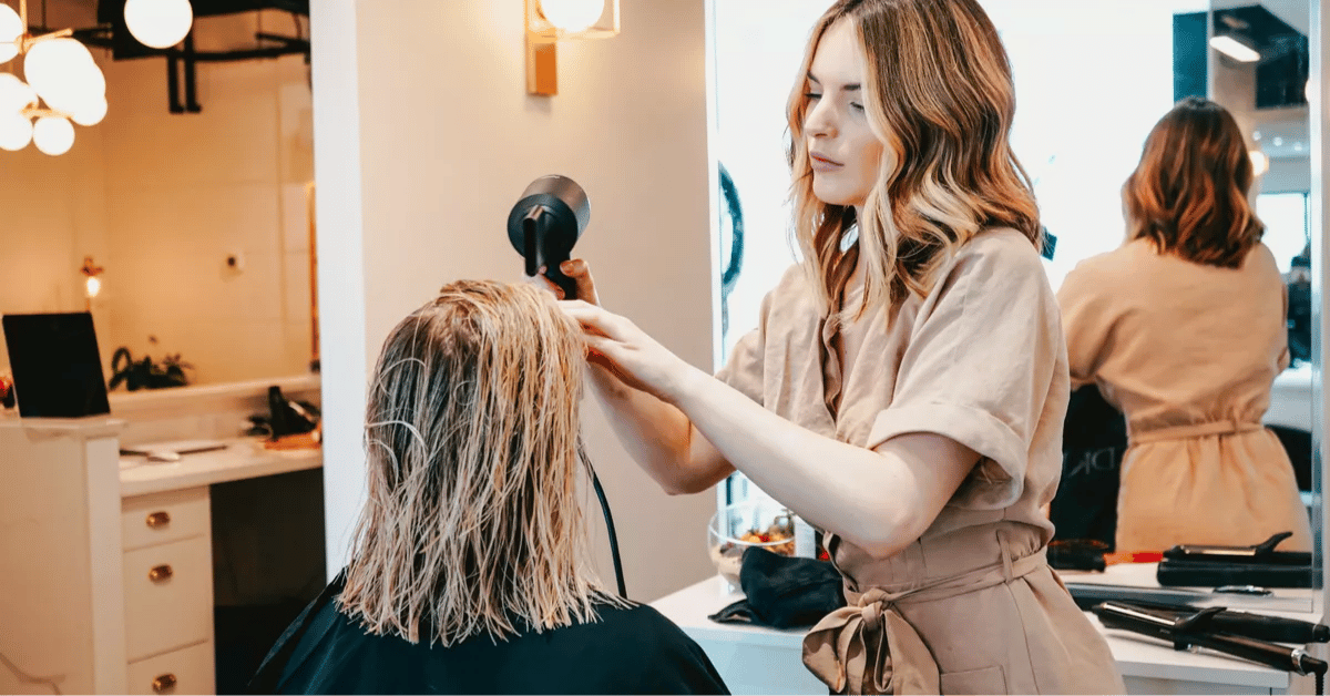 Älä koskaan mene kampaajalle likaisilla hiuksilla: näin se vaikuttaa kampaukseesi, ja kampaajat eivät puhu siitä.