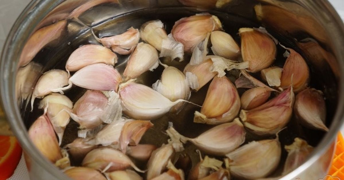 Valkosipulin kuoren ja valkoviinietikan sekoittaminen: miksi se on suositeltavaa ja mitä hyötyä siitä on