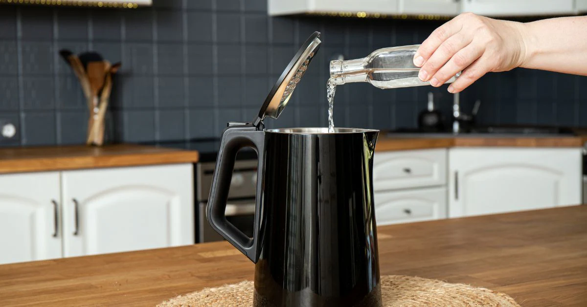 Unohda etikka ja ruokasooda: tämä tehokas ainesosa poistaa kalkkikiven ja ruosteen kuin leikiten