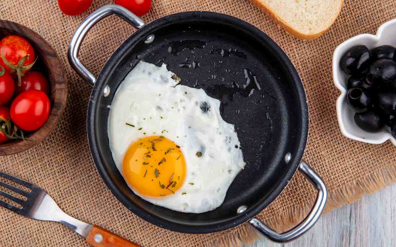 Kuinka paistaa täydellinen munakas ruostumattomasta teräksestä valmistetulla pannulla kolmen Michelin-tähden kokin neuvon mukaan
