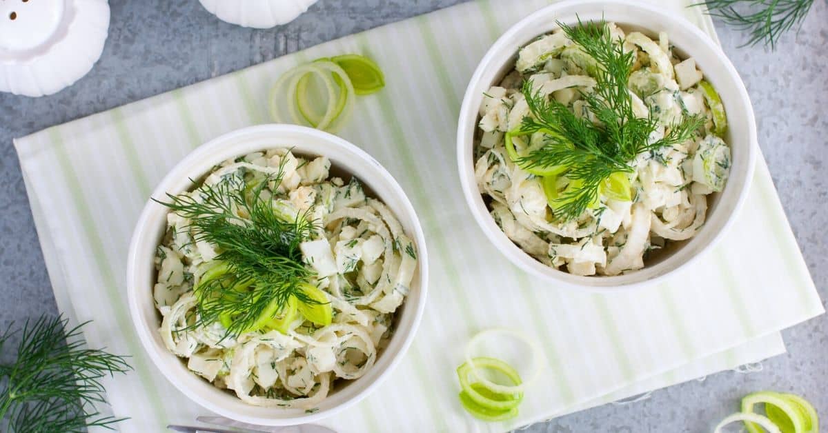 Valmistin tämän suomalaisen salaatin purjoista sunnuntai-illalliseksi. Se on rapea, makea ja mausteinen, ja sen valmistaminen vie vain 10 minuuttia.