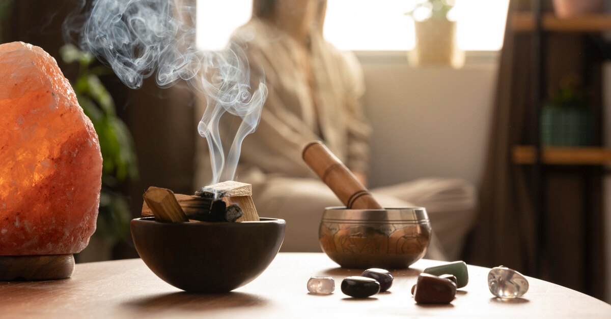 Feng shui -asiantuntija selittää selkeästi: päivittäinen suitsukkeiden käyttö voi olla sekä hyödyllistä että haitallista