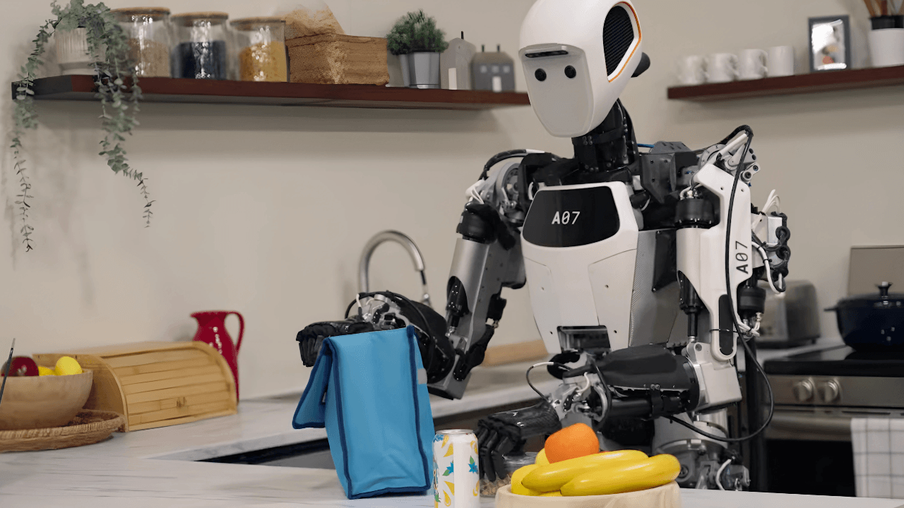 Suomessa esiteltiin humanoidirobotti, joka käsittelee työkaluja ihmisen tavoin.