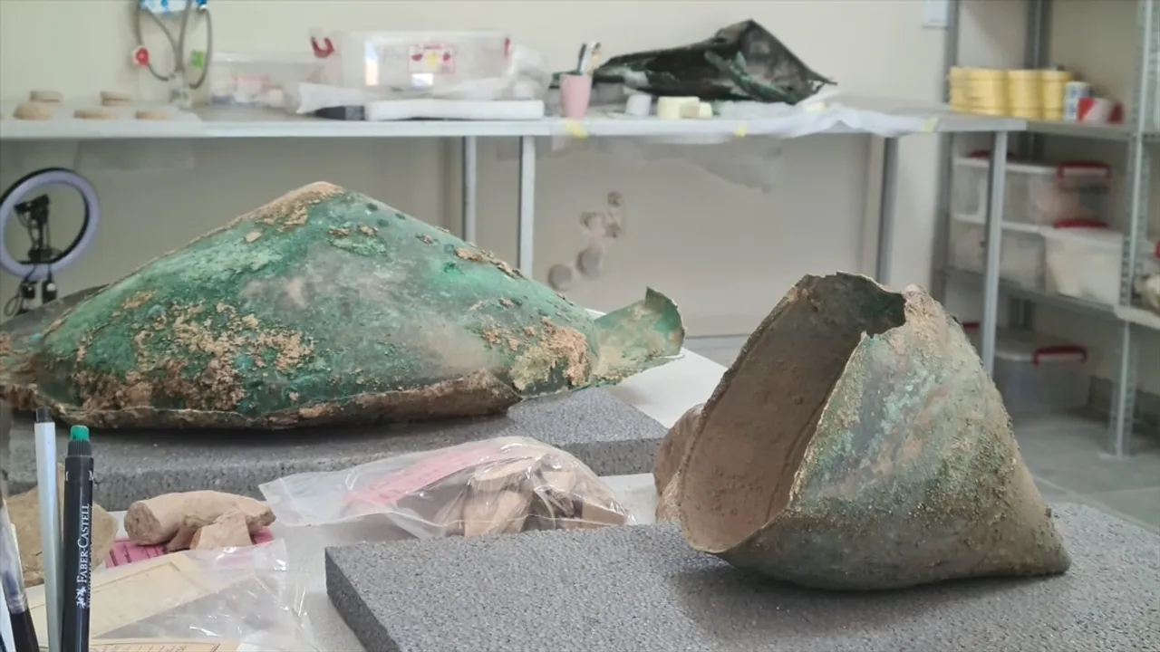 Järven pohjalta löydettiin lähes ehjä, yli 10 000 vuotta vanha maljakko.