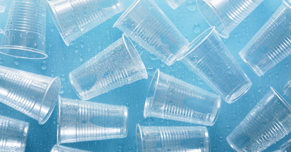 Kierrätys: säilytä kertakäyttöiset kupit ja muokkaa niistä upeita joulukoristeita.