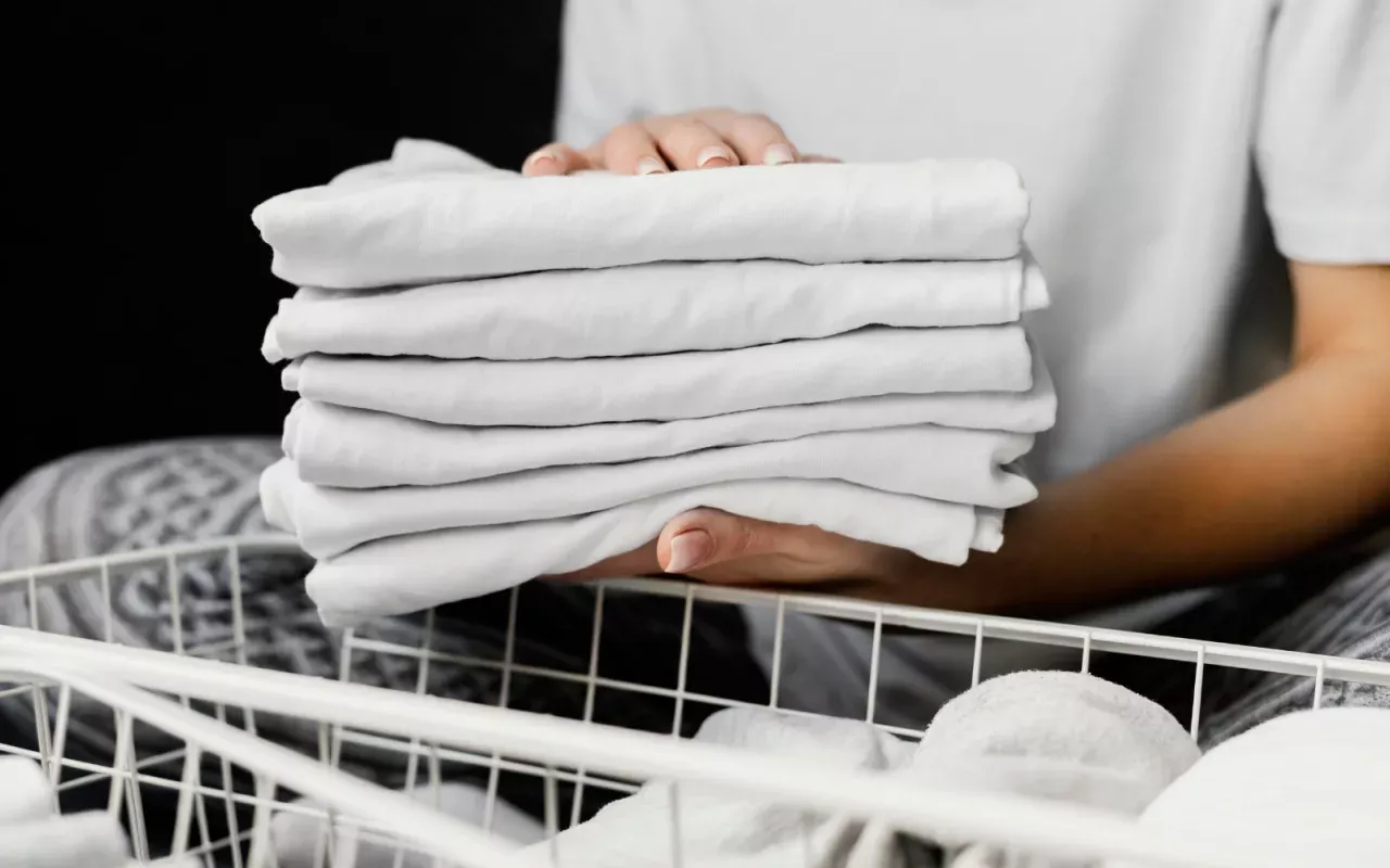 Mädän hajun poistaminen vaatteista: luonnollinen ihmeaine auttaa hetkessä