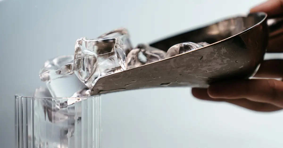 Ruokasoodan, etikan ja jääkuutioiden sekoittaminen: miksi se on suositeltavaa ja mitä hyötyä siitä on keittiössä