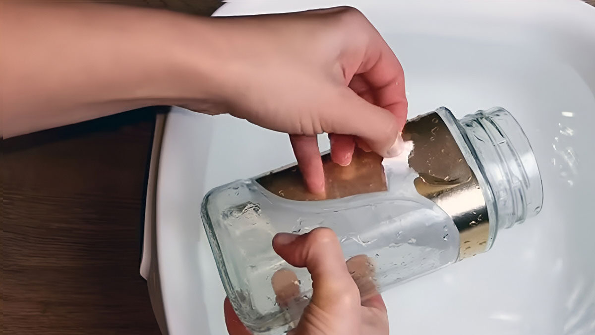 Selitetään kaksi helppoa tapaa poistaa tarran jäänteet muutamassa sekunnissa.