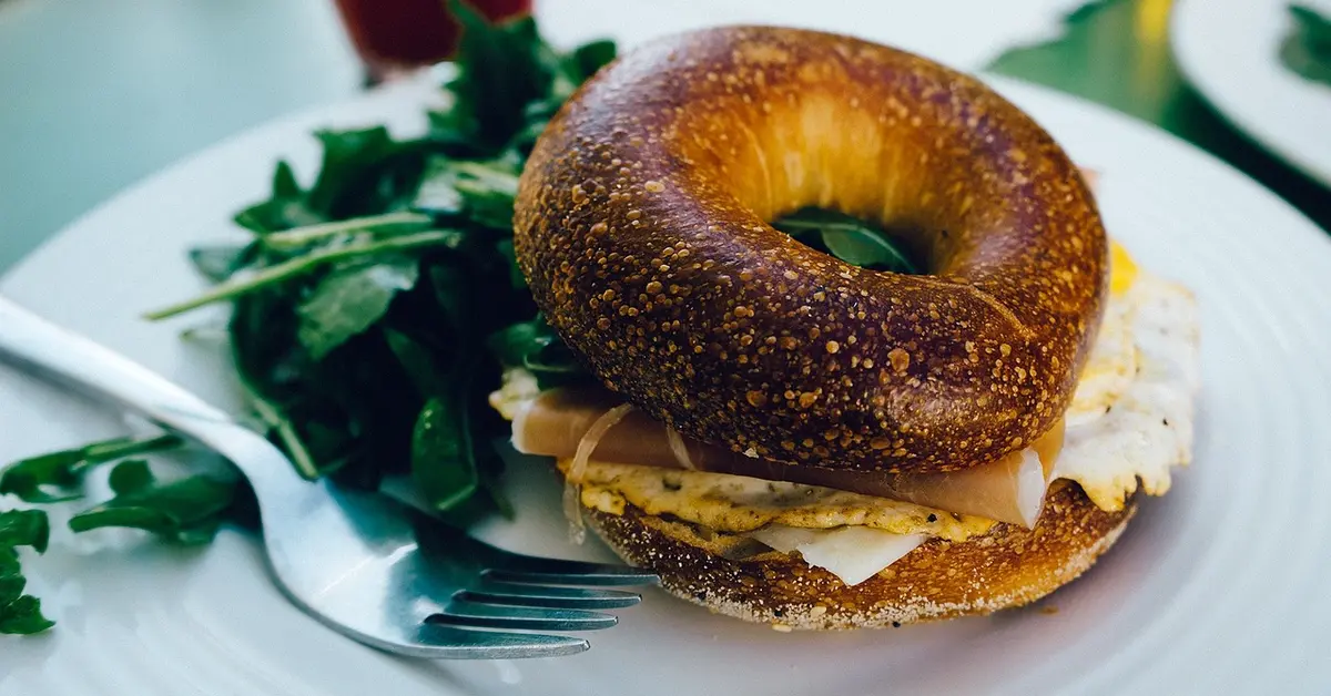 Resepti kotitekoisiin beagleihin, kuuluisisiin New Yorkin sämpylöihin, jotka voit helposti valmistaa kotona.