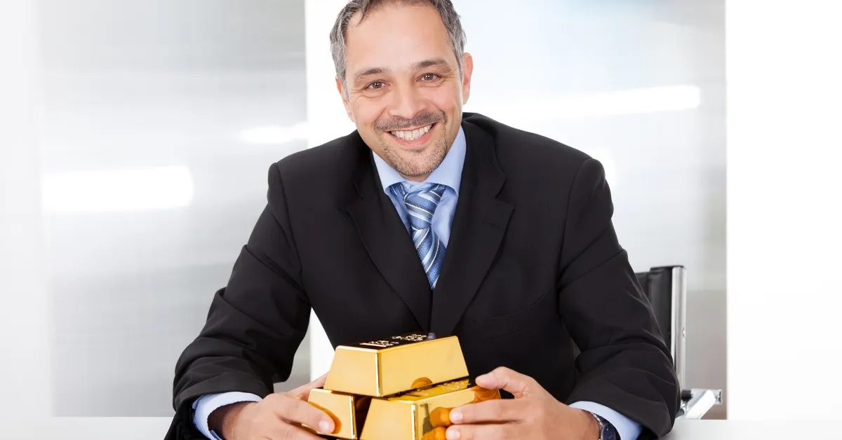 Talon omistaja löysi kultapalat kaivaessaan tulevaa uima-allasta; hän voi pitää tämän pienen aarteen itsellään.