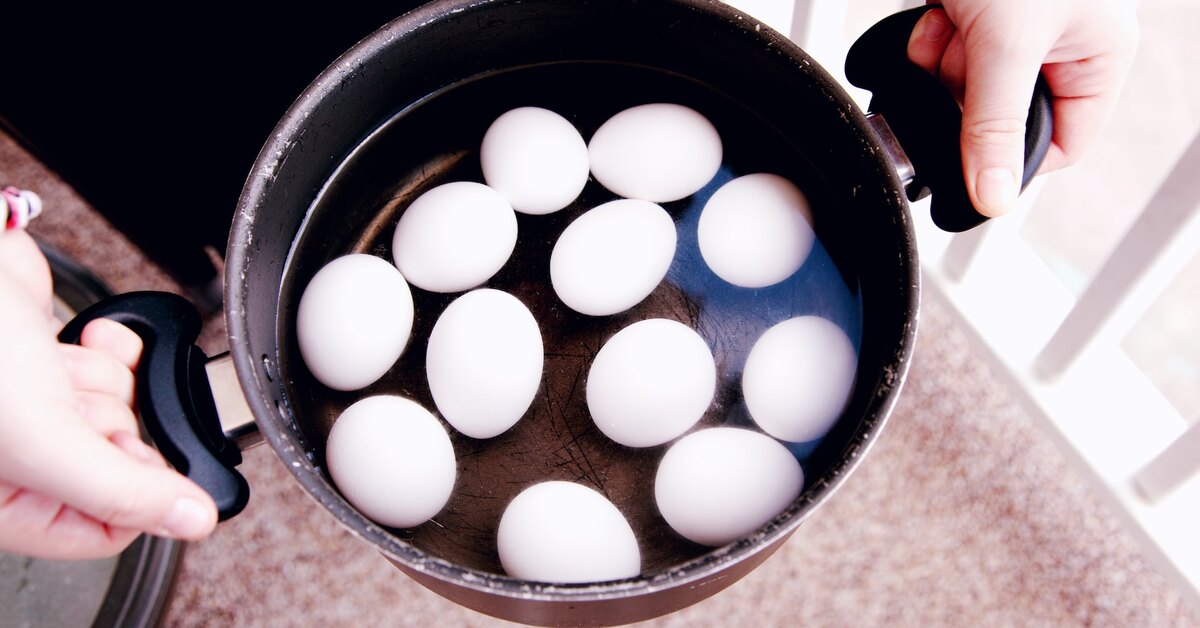Kuinka keittää munat niin, että kuori irtoaa helposti: isoäidin keino helpottaa kuorimista