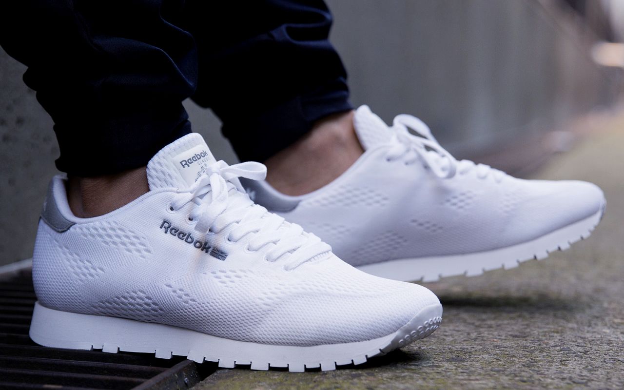 Kuinka poistaa keltaiset tahrat valkoisista lenkkareista vain kolmella keittiön ainesosalla