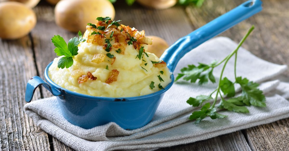 Resepti täydelliseen perunamuusiin ja 5 vaihtoehtoa, jotka nostavat sen uudelle tasolle: uunissa paistettu, munalla, ”pilvimäisellä” tekstuurilla ja muita vaihtoehtoja