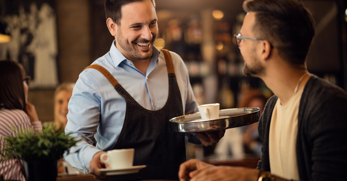 Mitä tarjoilijoiden auttaminen pöydän siivoamisessa tarkoittaa psykologian kannalta?