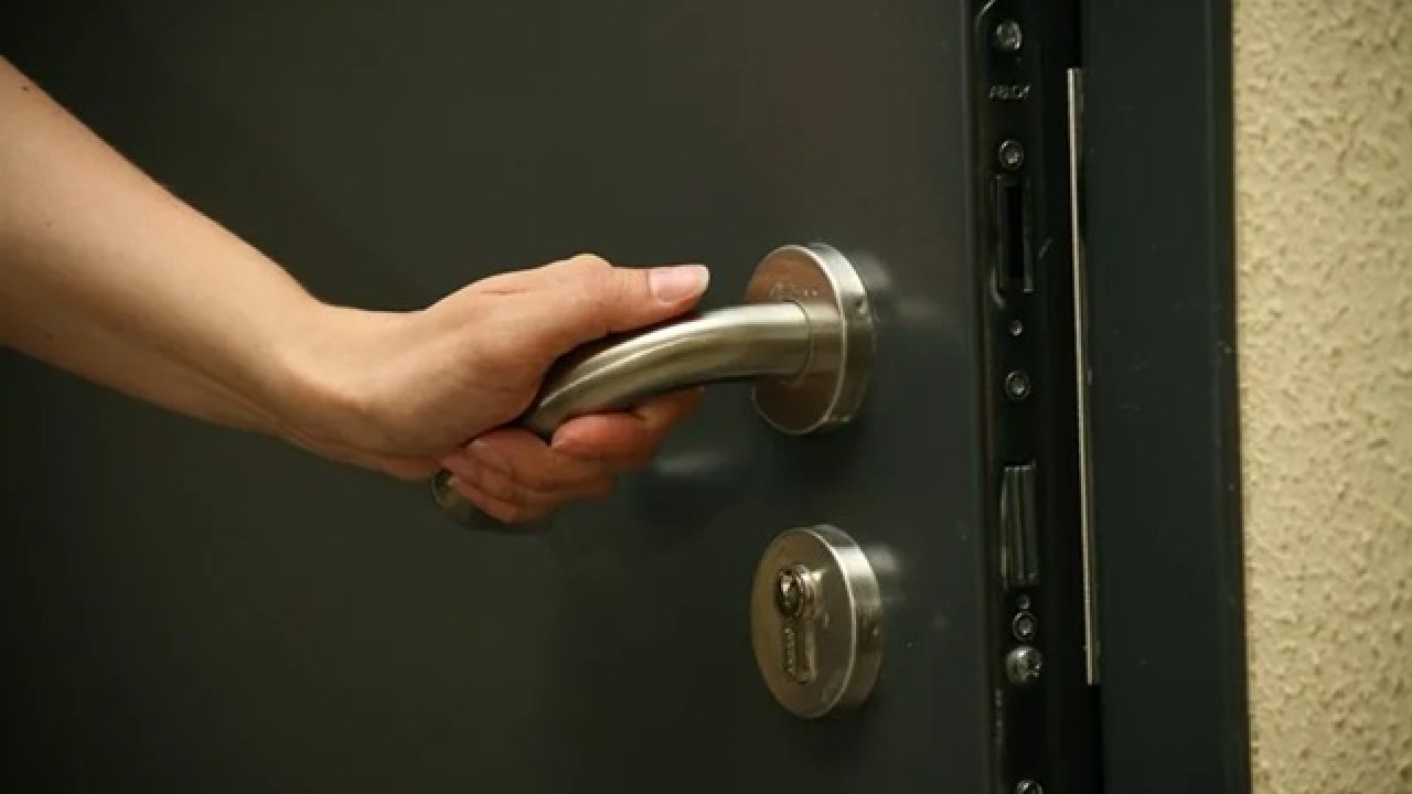 Tässä maassa maaoikeus varoittaa kaikkia kansalaisia: älkää missään tapauksessa lukitko ulko-ovia.