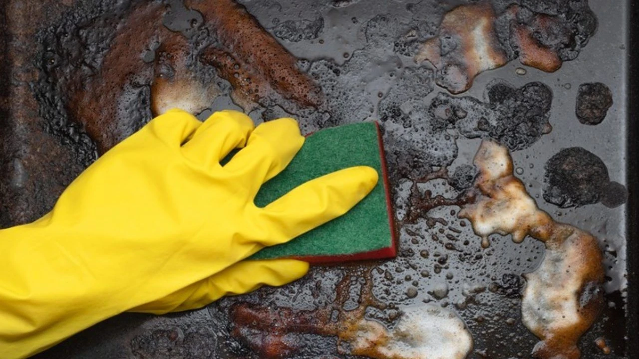 Tällä tavalla kiillotan vain uuniin tarttuneet ruoantähteet ja rasvaiset palat. Jopa ritilä näyttää uudelta.