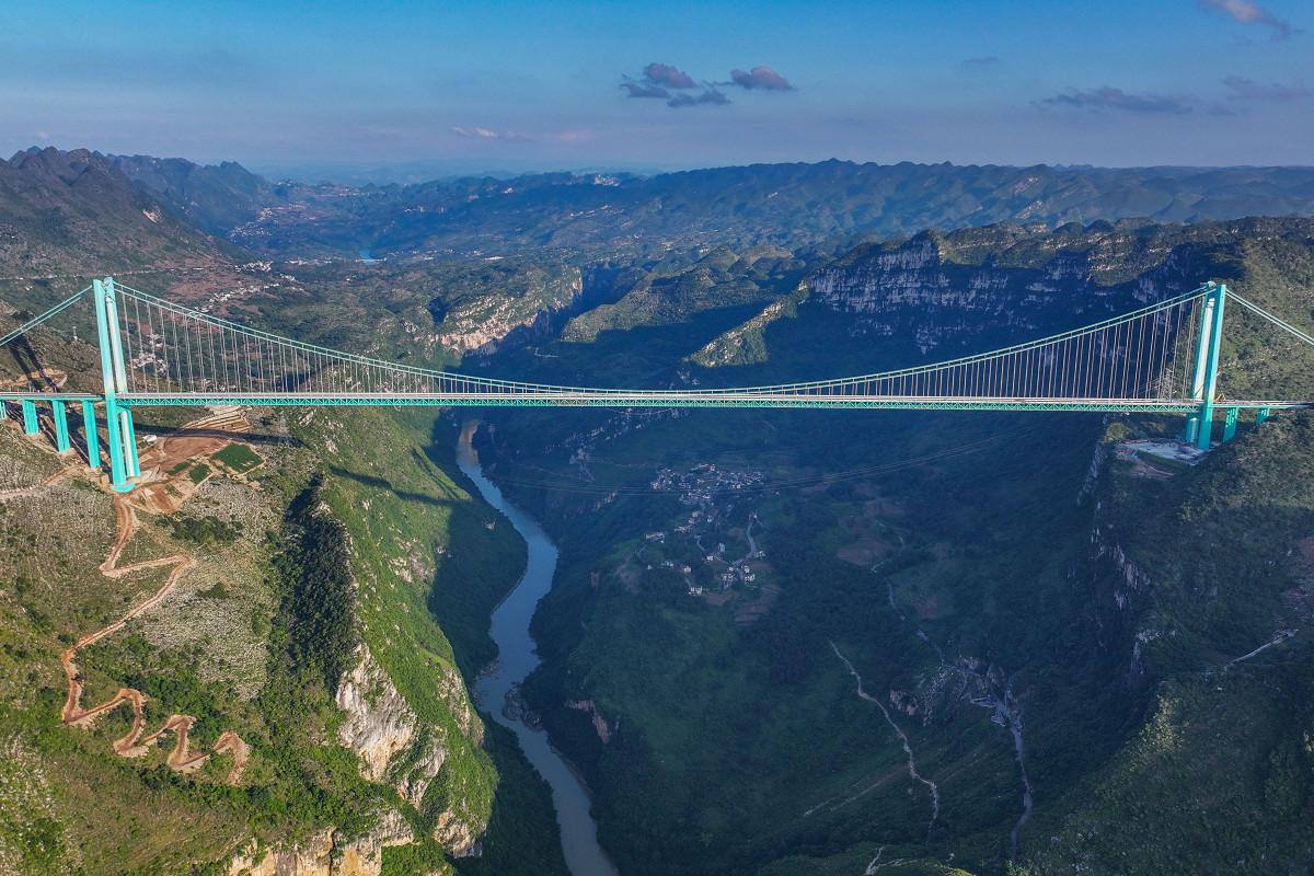 Kiina on avannut maailman pisimmän riippusillan!