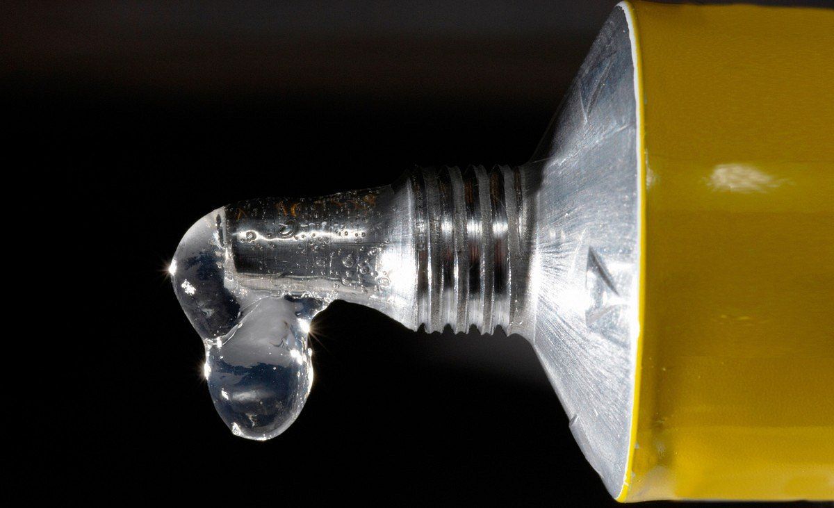 Rikkoutuneen esineen täydellinen korjaus: kultainen sääntö oikean liiman valitsemiseksi tietylle materiaalille