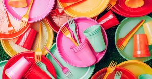 Kierrätys: säilytä kertakäyttöiset kupit ja muokkaa niistä upeita joulukoristeita.