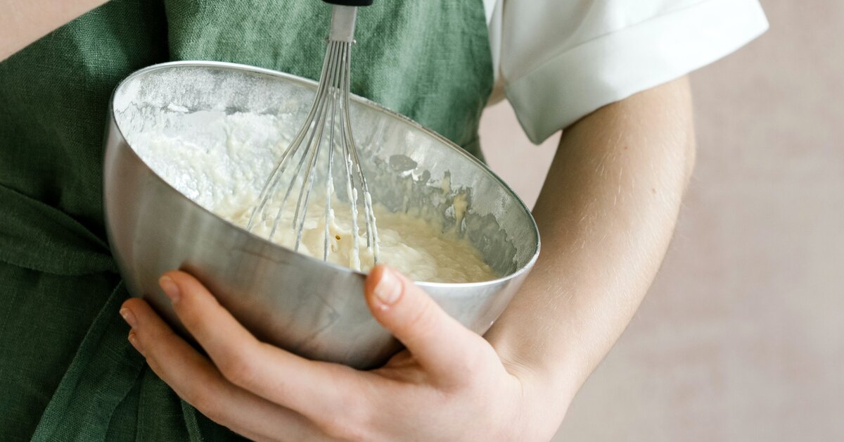 Ei mikseria, ei hälinää: 7 vinkkiä, jotka säästävät tilaa keittiössäsi täydellisten kakkujen leipomiseen