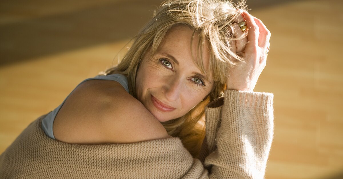 Mitä värejä kannattaa käyttää yli 50-vuotiaana, jotta ei näyttäisi vanhalta? Nämä yhdistelmät nuorentavat ketä tahansa!