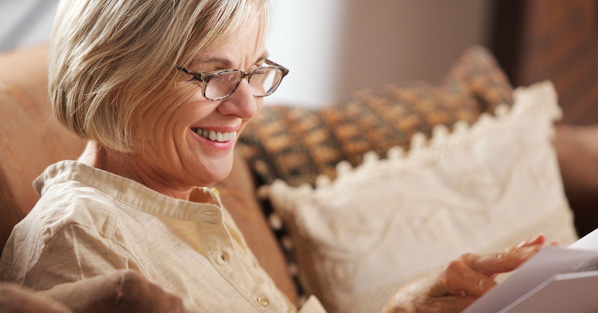 Mitä värejä kannattaa käyttää yli 50-vuotiaana, jotta ei näyttäisi vanhalta? Nämä yhdistelmät nuorentavat ketä tahansa!