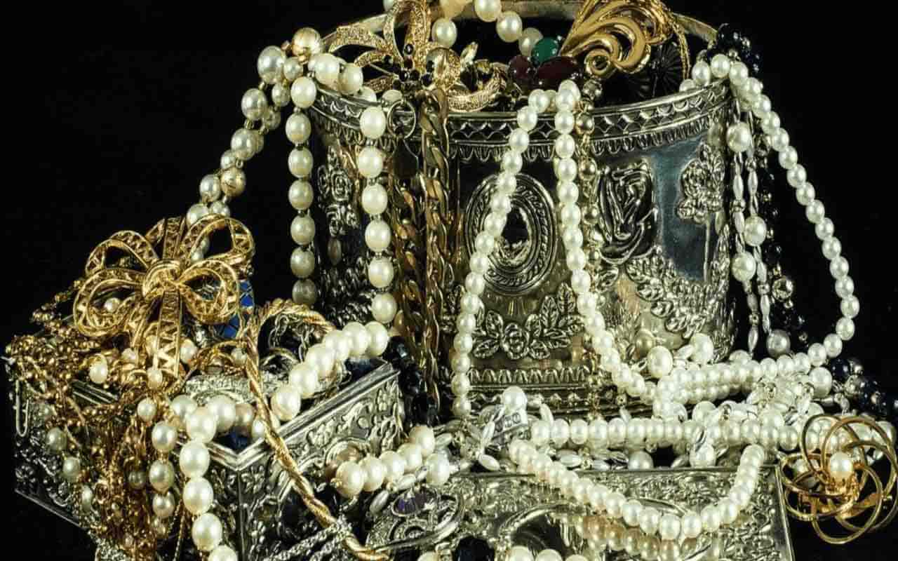 Hän etsi matoja kalastusta varten ja löysi yhden keskiajan suurimmista aarteista.