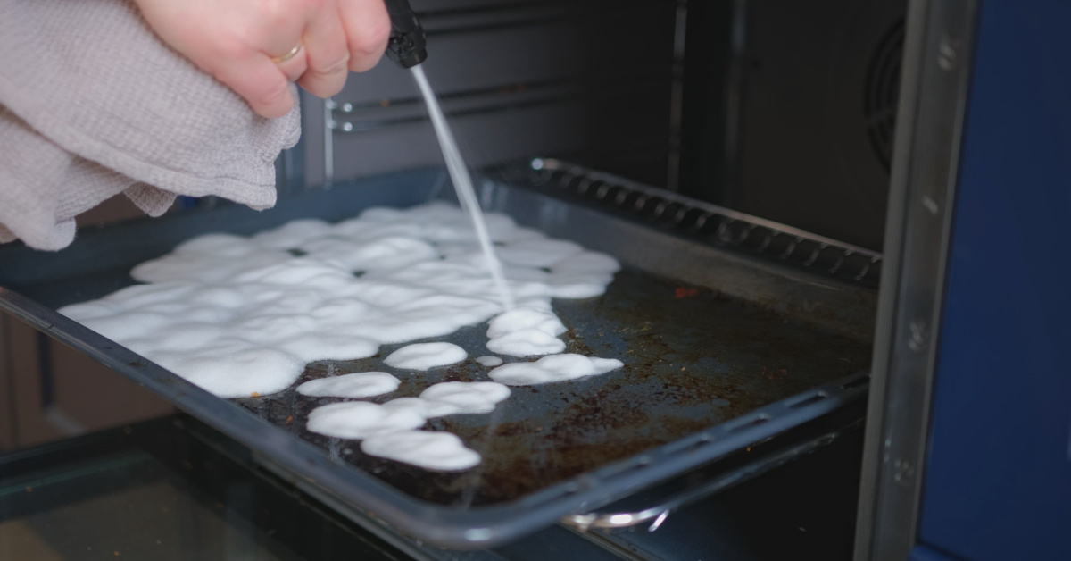 Poista uunin lasista 20 minuutissa palanut rasva luonnollisella, suosikkisi puhdistusaineella.