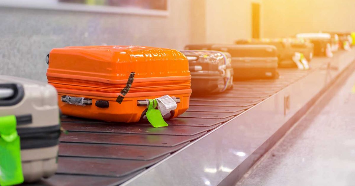 Kauhistuttava lomakokemus: turistit katsovat, kuinka heidän matkalaukkunsa uppoavat mereen