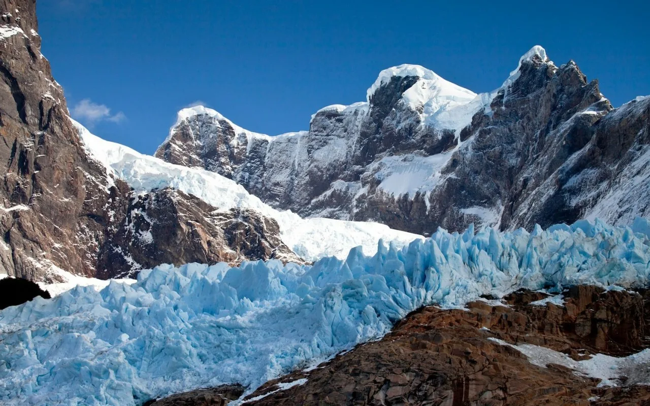 Kahden kuukauden aikana kahdeksan kilometriä jäätä katosi, ja tutkijat ovat yhtä mieltä vain yhdestä asiasta: tämä on syy huoleen.