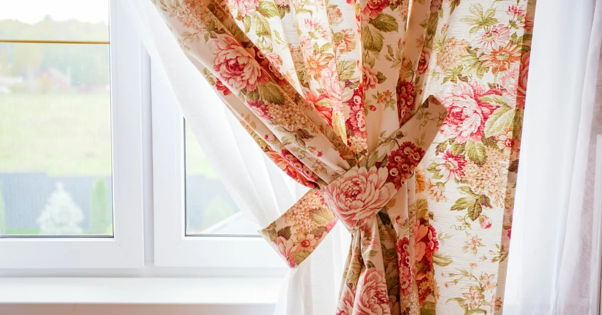 Jos sinulla on vanhoja verhoja, älä heitä niitä pois: 3 trendikästä tapaa kierrättää ja sisustaa kotisi
