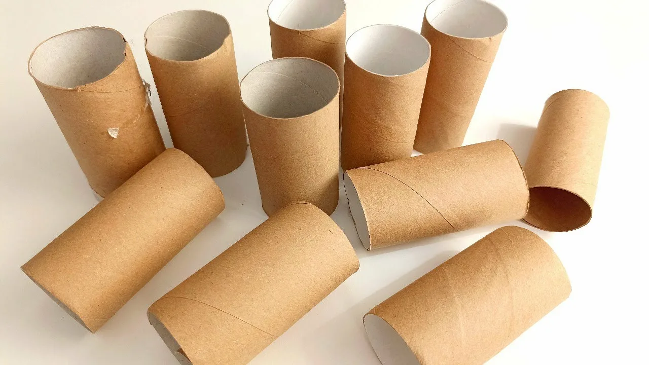 Kierrätys: säilytä wc-paperin kartonkiputket ja muuta ne hyödylliseksi lisävarusteeksi laukkuusi.