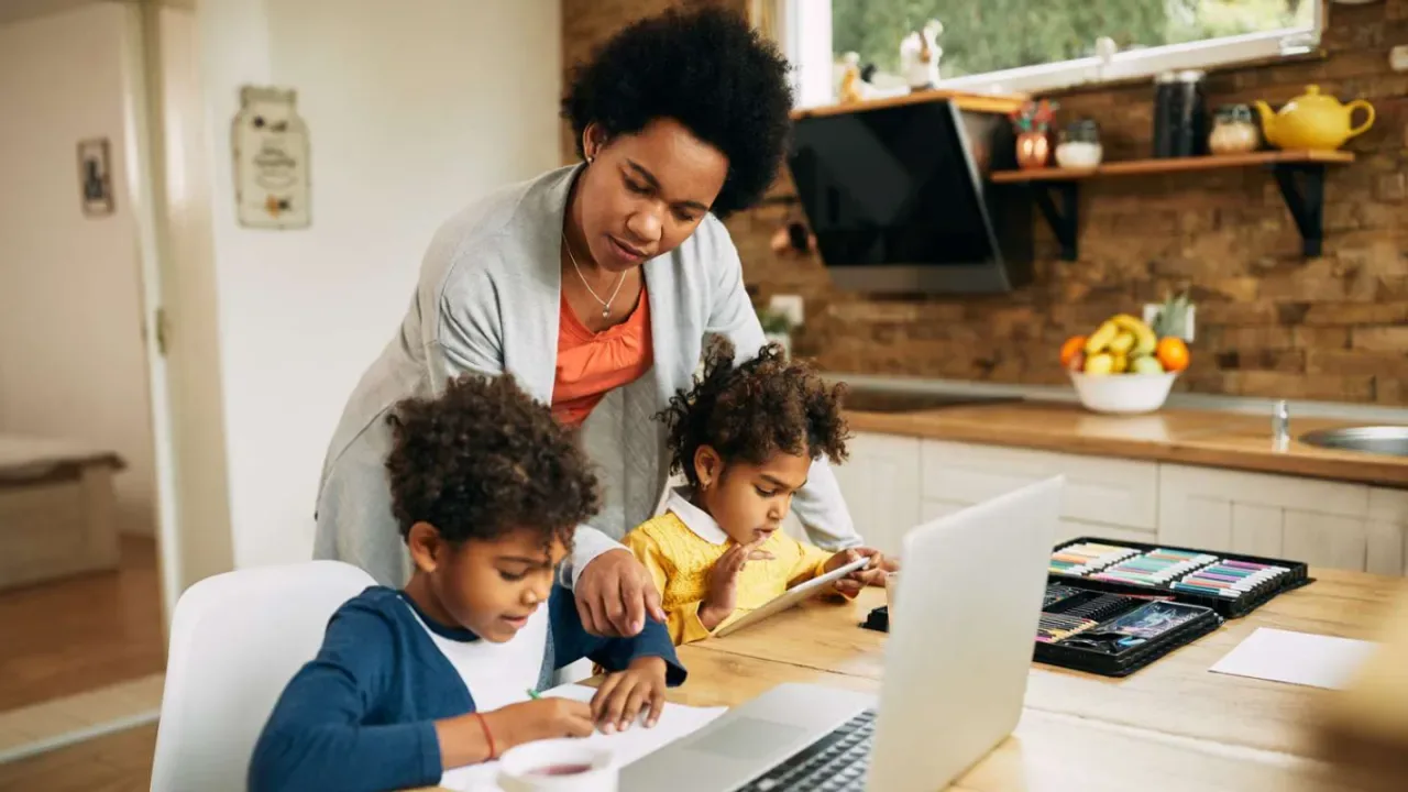 Suomi kääntyy puoleen vanhempien, jotka ovat päättäneet kasvattaa lapsensa metsässä: ”Mikä on tämä ansukling-tapaus?”