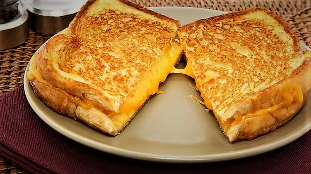 Resepti täydelliseen aamiaiseen! Juustotikkuja salaisella ainesosalla!