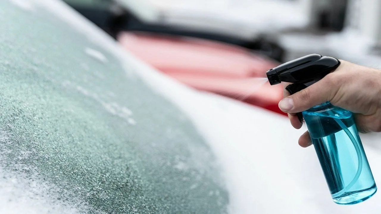 Ei enää aamuisia jäänpoistoja: tämä jäänpoistospray maksaa alle 4 euroa Amazonissa.