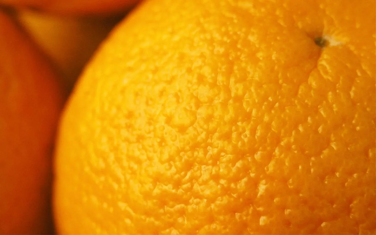 Mikä on appelsiininkuorien keittämisen etikkaan tarkoitus?