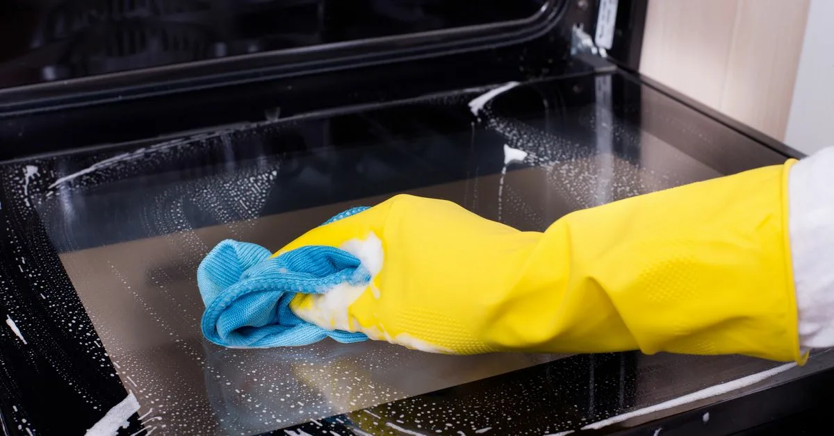 Poista uunin lasista 20 minuutissa palanut rasva luonnollisella, suosikkisi puhdistusaineella.