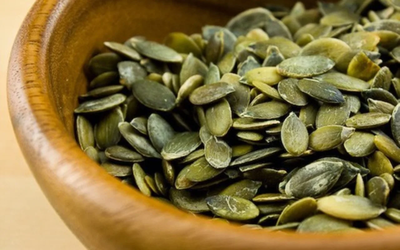 Kurpitsansiemenet vai mantelit: kumpi on parempi proteiinin, kuidun ja magnesiumin pitoisuuden suhteen?