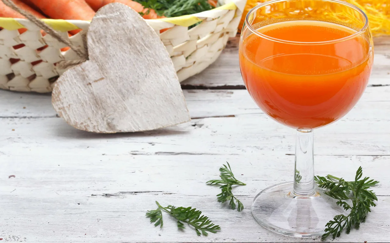 Kotitekoinen porkkanamehu: terveellinen, helppo ja vitamiinirikas