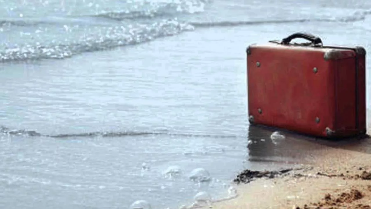 Kauhistuttava lomakokemus: turistit katsovat, kuinka heidän matkalaukkunsa uppoavat mereen