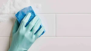 Keittiön laattojen syväpuhdistus: menetelmä, jolla poistetaan pinttynyt rasva ja palautetaan kiilto yhdellä kertaa