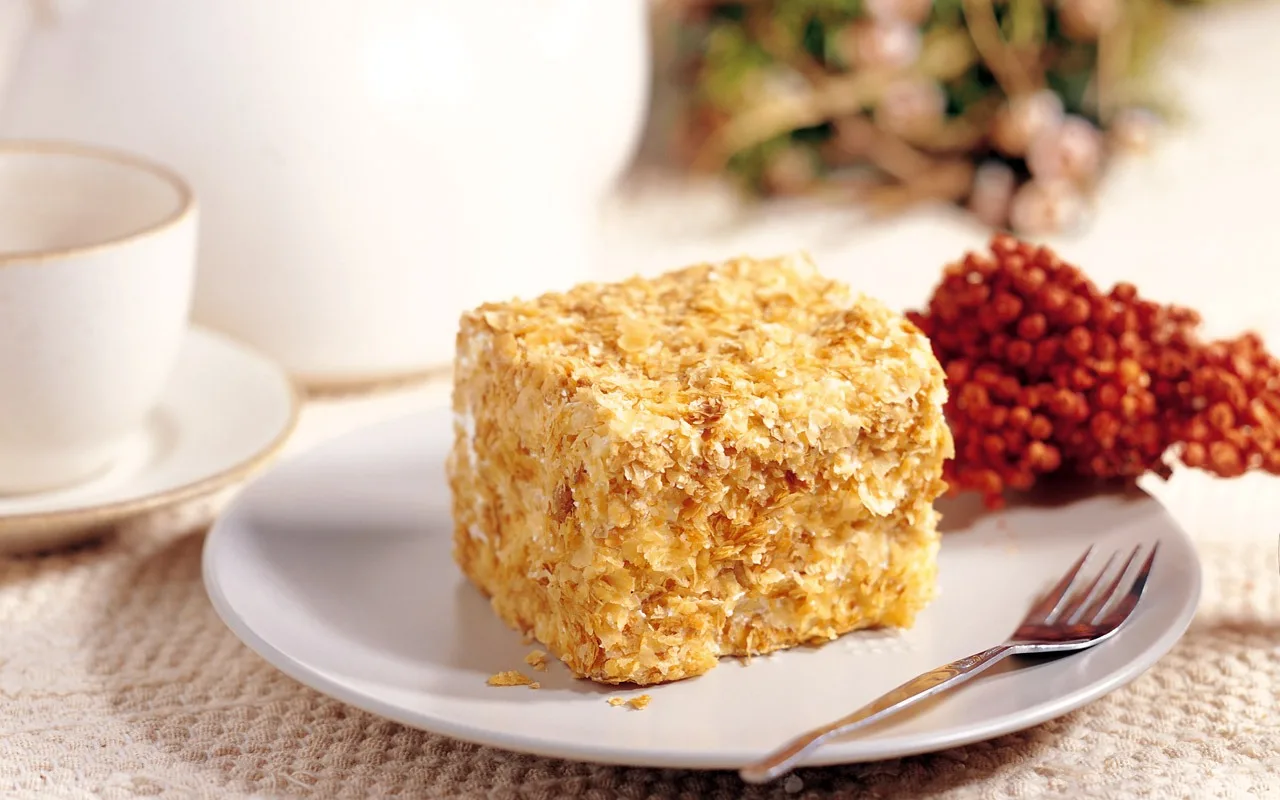 Kevyt kakku sunnuntaiksi. Vaniljakastike kerrosten välissä.