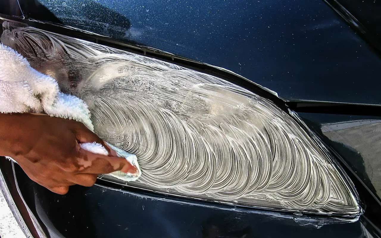 Valkoinen etikka auton ajovalojen puhdistukseen: kuinka käyttää tätä tehokasta luonnollista puhdistusainetta