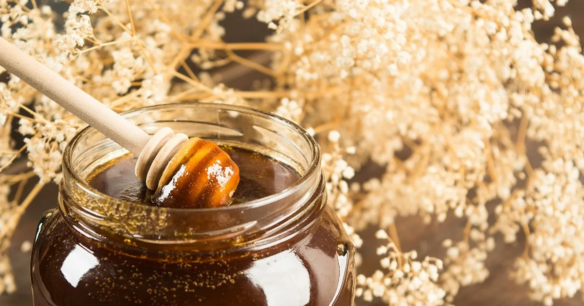 Kuinka tunnistaa hyvä hunaja? Asiantuntijoiden vinkit. Yksi yksinkertainen temppu riittää.